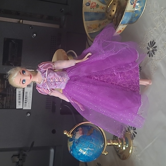 HASBRO YEAR 2016 DISNEY FROZEN SERIES ELSA 11 IN. DOLL&TWO MORE DRESSES. - Picture 2 of 13